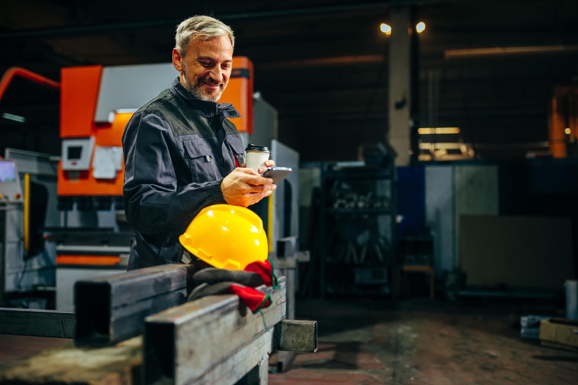 Professioneller Schlosser in seiner Werkstatt
